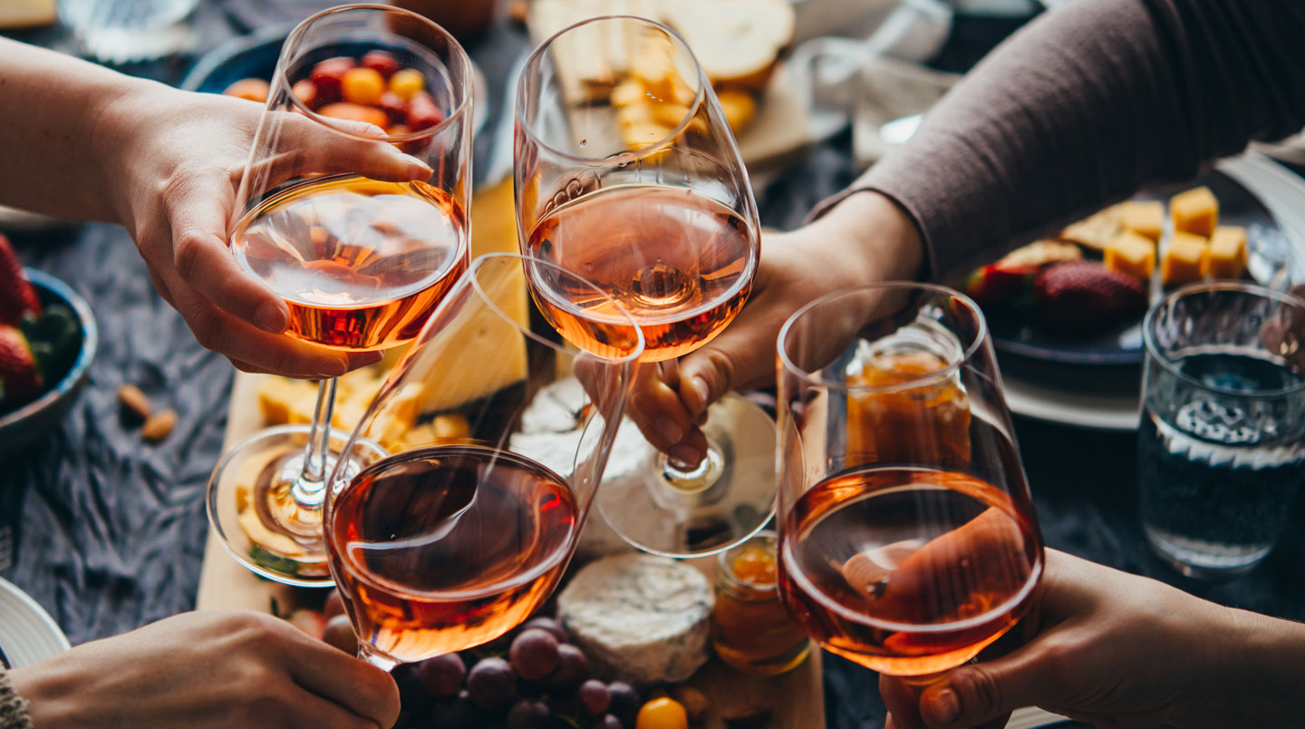 Vue en gros plan sur la courbe élégante d'un verre tulipe en cristallin avec jeux de reflets lumineux et arrière-plan flouté